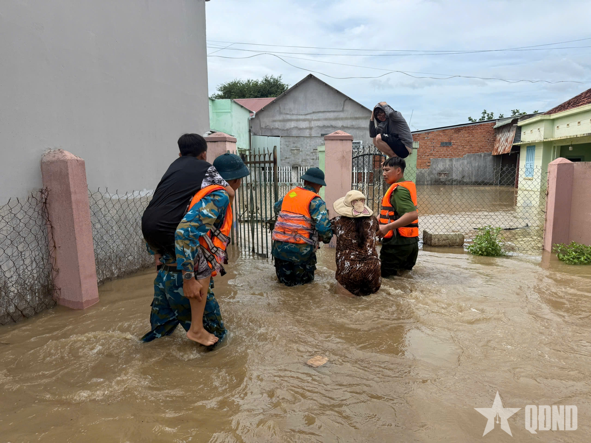 Các đơn vị Quân đội kịp thời khắc phục hậu quả mưa lũ tại Trung Bộ